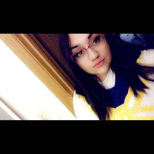 Meet your Posher, Adelia